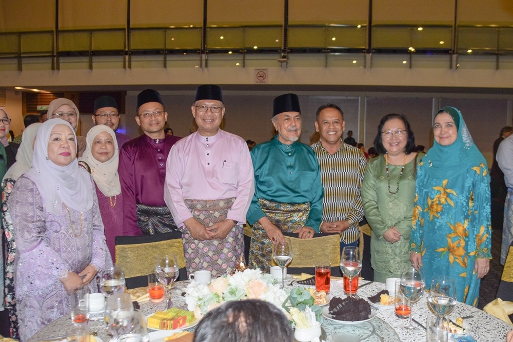 Sarawak Utility and Telecommunication Minister Datuk Seri Julaihi Narawi (4th left) and wife Datin Seri Sa’adiah Buji (left) pose for a group photo with Tan Sri Mohamad Asfia Awang Nassar (4th right), his wife Puan Sri Fatimah Mohd Iskandar (right), Datuk Henry Harry Jinep (3rd right) and other guests. — Roystein Emmor/The Borneo Post pic 
