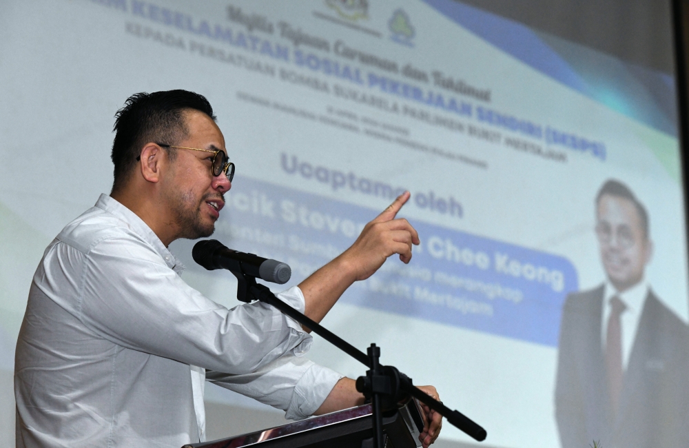 Human Resources Minister Steven Sim said the ministry, through Talent Corporation Malaysia, is ready to provide consultation services to employers and companies interested in implementing flexible working arrangements. — Bernama pic