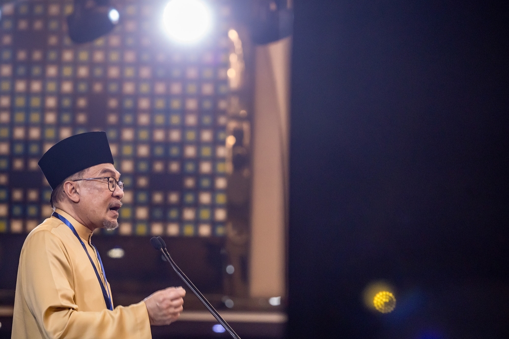Prime Minister Datuk Seri Anwar Ibrahim called for the people to never back away from the reformation agenda. — Picture by Firdaus Latif