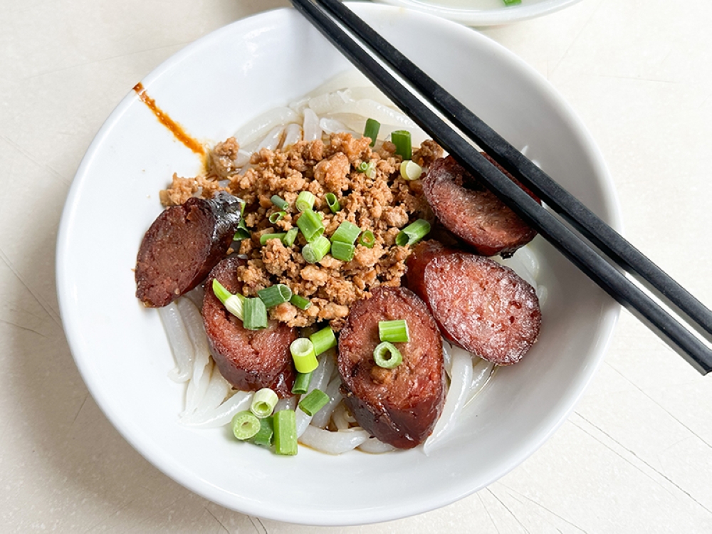 The dry noodles is the way to go to taste the sauce mixed with your choice of noodles, topped with minced pork and pork sausage