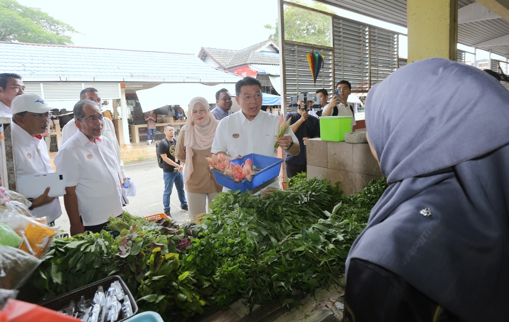 Housing and Local Government Minister Nga Kor Ming chatting with traders the “Sentuhan Kasih KPKT Programme” at the Gerik Public Market, April 22, 2024. — Bernama pic