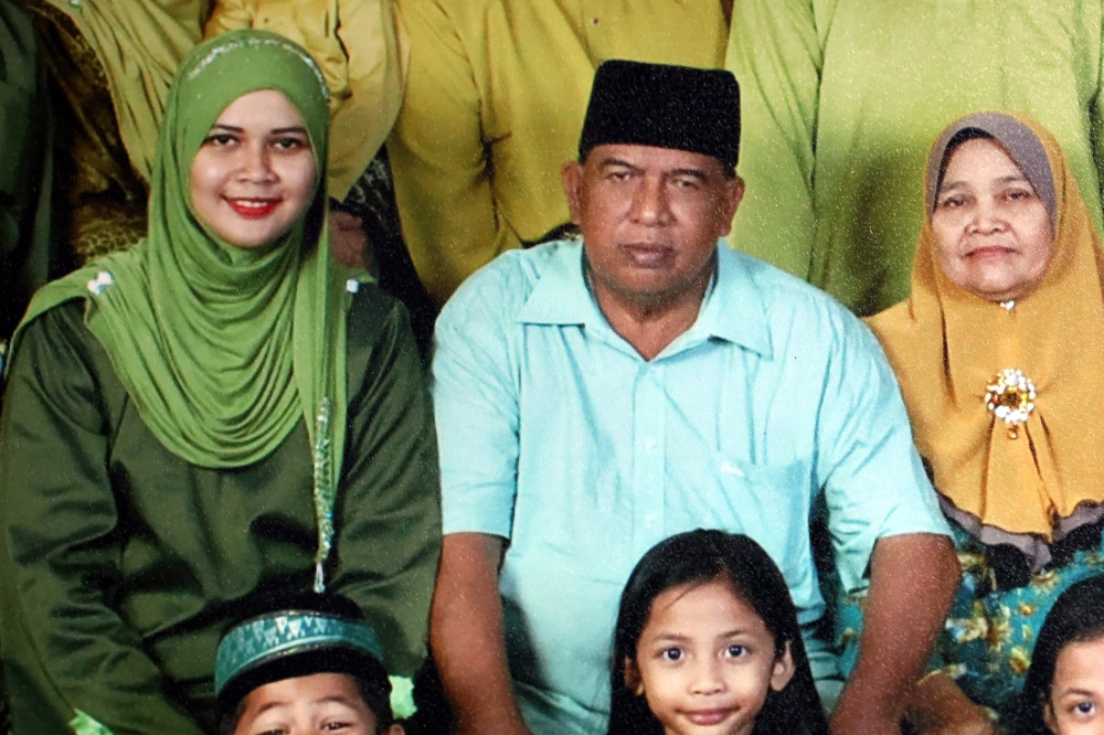 A photograph of the late Noor Rahiza Anuar (left) taken with family members during Hari Raya Aidilfitri. Nor Rahiza died in a helicopter crash in Lumut. — Bernama pic