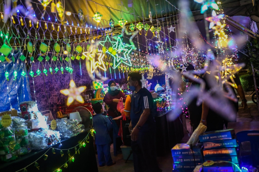 File picture of people shopping for LED lights of Ketupat, Moon and Stars sold by traders around Jalan Tuanku Abdul Rahman, Kuala Lumpur, for Hari Raya Aidilfitri celebrations April 19, 2022. — Picture by Hari Anggara
