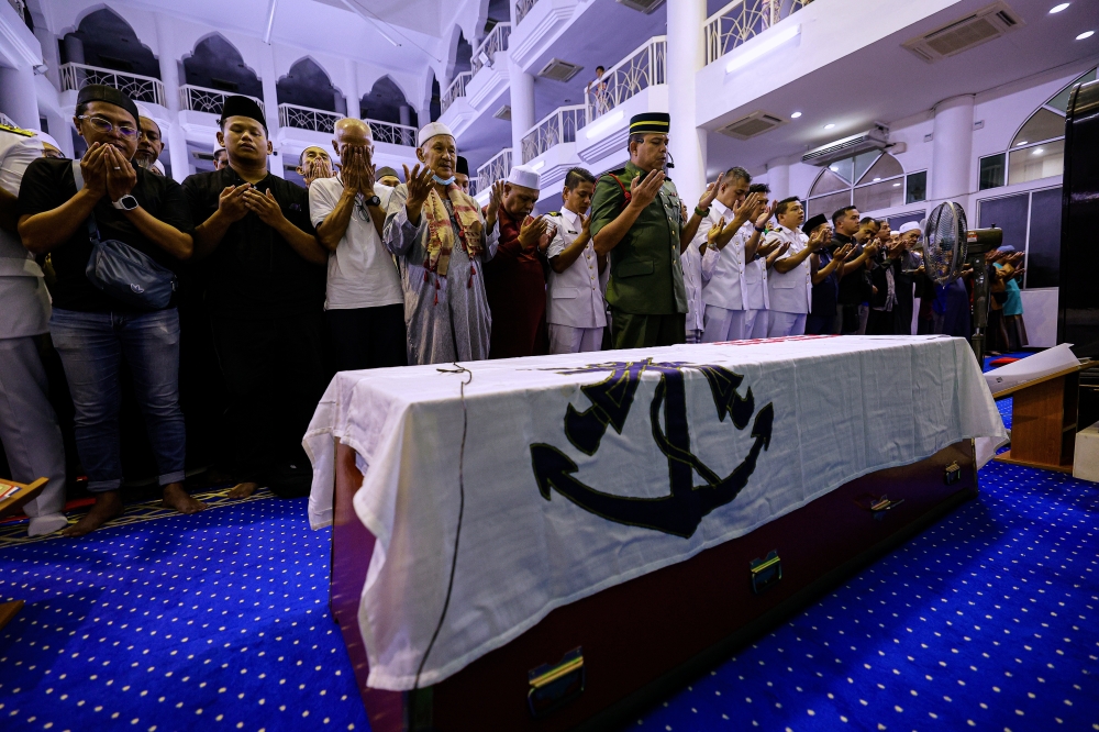 The funeral prayer for the late Royal Malaysian Navy (TLDM) pilot Lt Commander Wan Rezaudeen Kamal Zainal Abidin at Salahuddin Al-Ayubbi Mosque in Taman Melati, Kuala Lumpur, April 24, 2024. — Bernama pic 