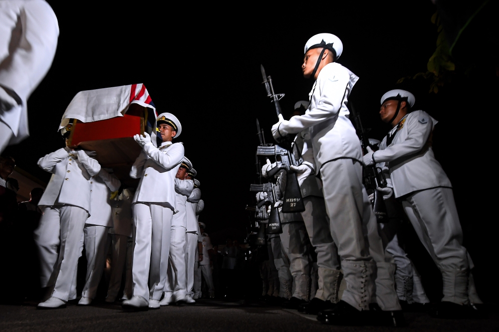 The remains of the late Lieutenant Commander Mohammad Amirulfaris Mohamad Marzukhi carried by navy personnel for burial at the Senawang Muslim Cemetery, April 24, 2024. — Bernama pic 
