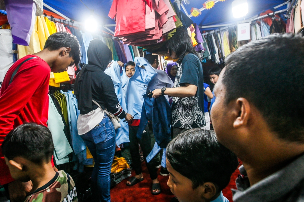 Malaysian Muslims are seen shopping for Hari Raya Aidilfitri celebration at in Jalan Tuanku Abdul Rahman, April 4, 2024. — Picture by Hari Anggara.