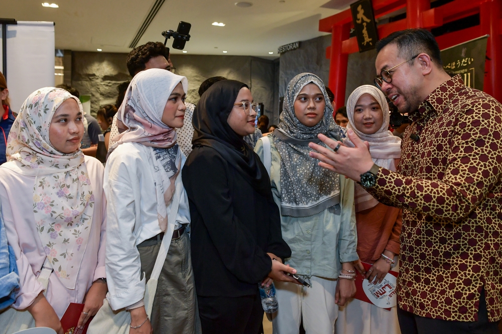 Human Resources Minister Steven Sim speaks to students from Universiti Sains Malaysia (USM) during the opening ceremony of the Green Skills Fair organised by the ministry in Kuala Lumpur, April 25, 2024. — Bernama pic 