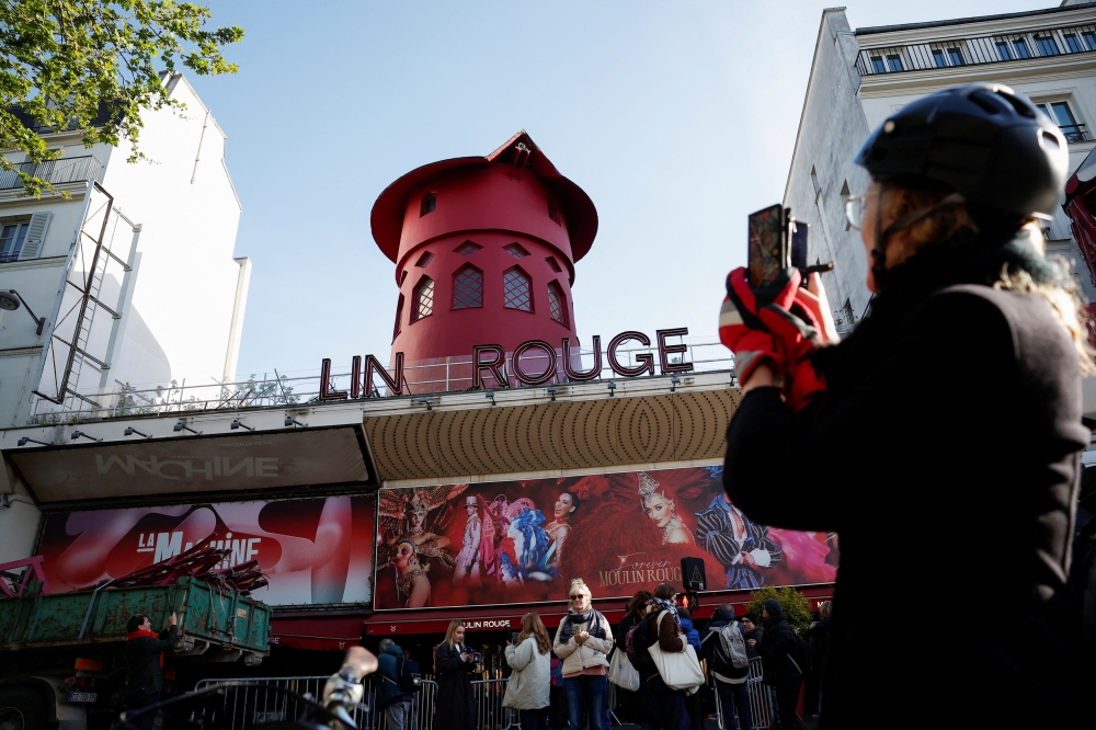 Blades of Paris landmark Moulin Rouge windmill collapse | Malay Mail