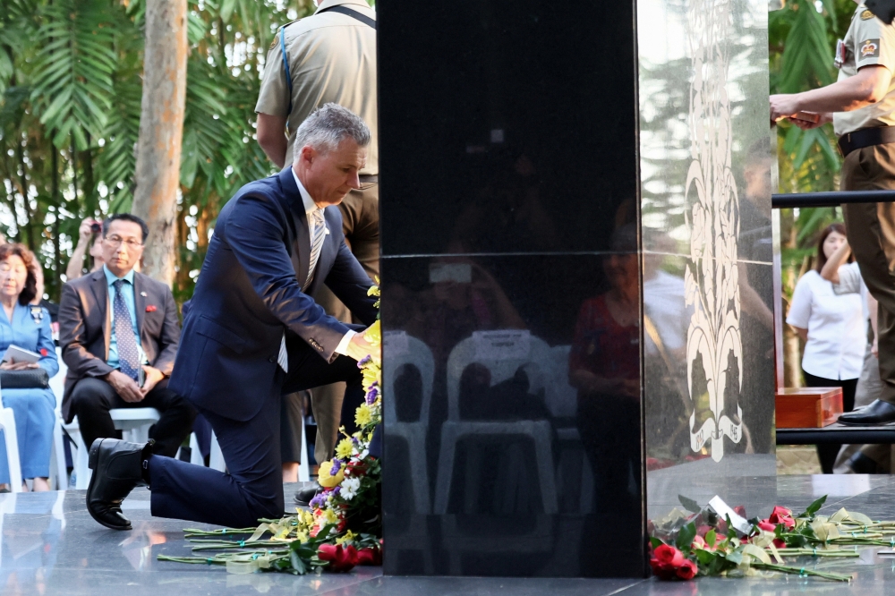 Australian Defence Assistant Minister Matt Thistlewaite, who is also Veteran’s Affairs Assistant Minister, lays a wreath at the Memorial in conjunction with the Anzac Day 2024 ceremony at the Sandakan Memorial Park April 25, 2024. — Bernama pic