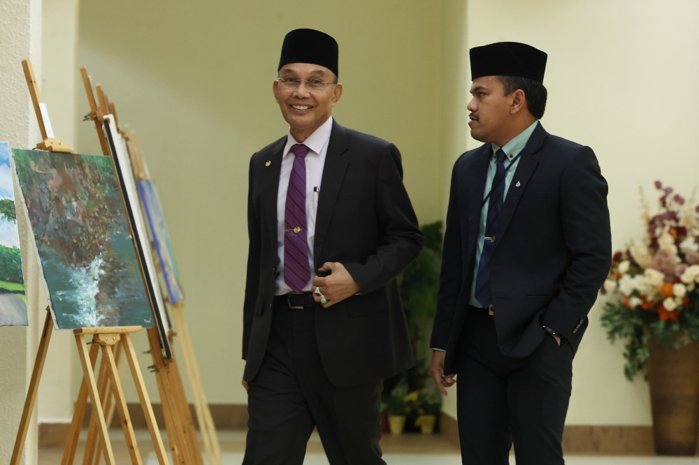 Perlis Menteri Besar Mohd Shukri Ramli arrives for the State Assembly sitting in Kangar April 25, 2024. — Bernama pic