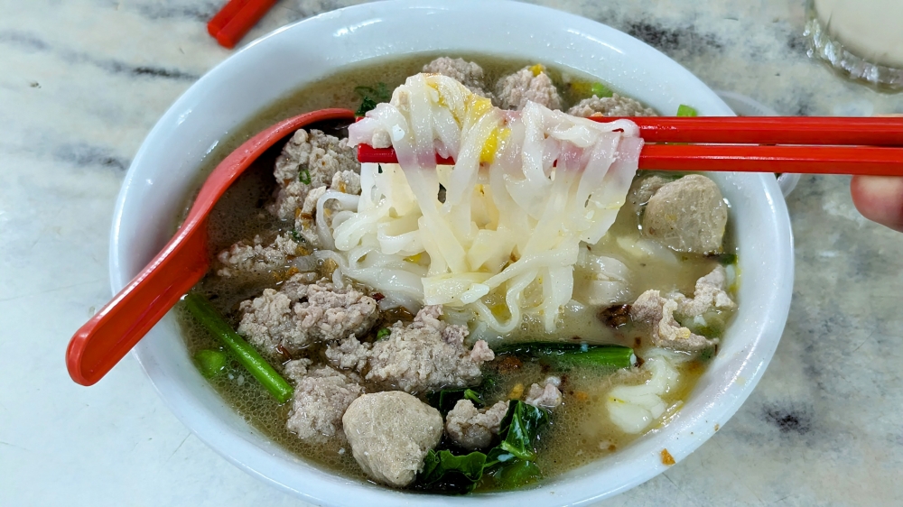 I like my pork noodles best with 'hor fun', as the texture complements the rest of the 'liu'.
