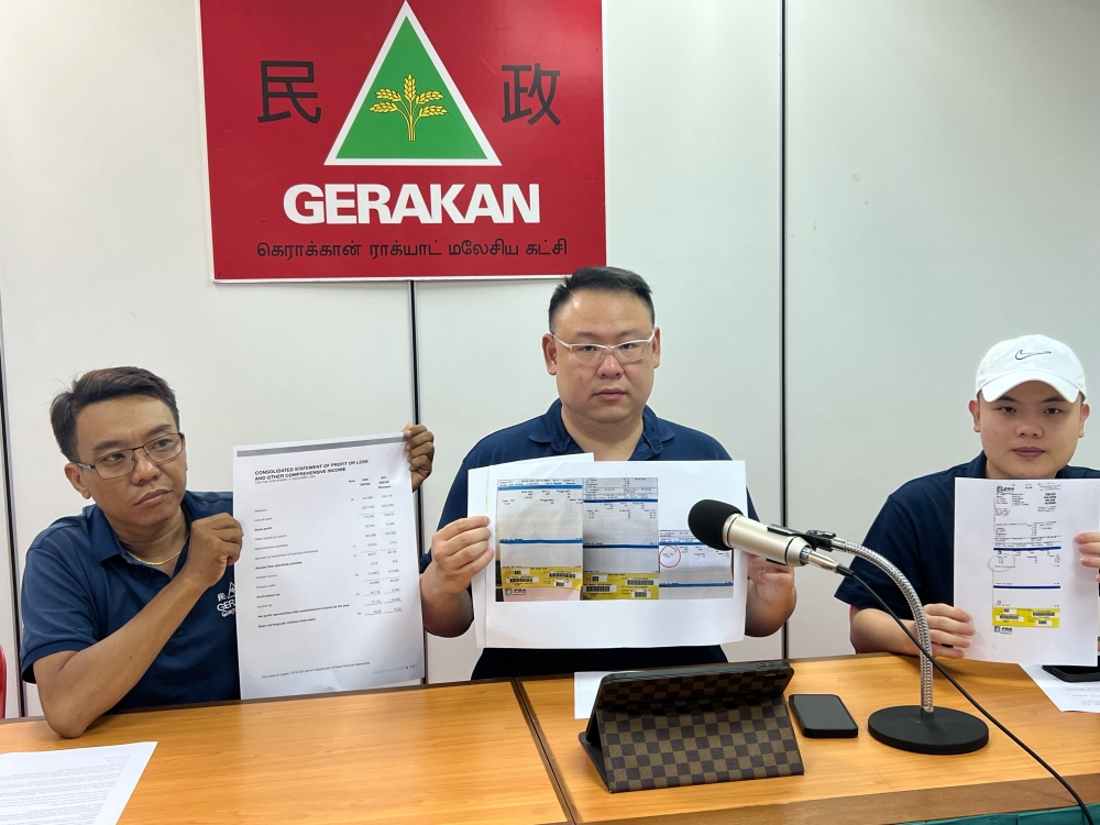Penang Gerakan complaints bureau chief Andrew Ooi (centre) said he had received more than 50 complaints from water consumers on the new tariff rates, many of whom were slapped with double or triple increase in their total bill. — Picture by Opalyn Mok