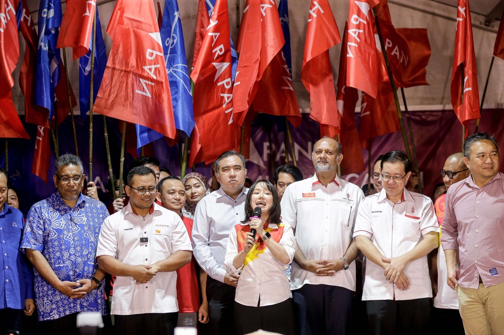 Unity candidate Pang Sock Tao with the leadership during the announcement of her candidacy for the Kuala Kubu Baru by-election at the DAP Operations Centre, Kuala Kubu Baru, April 24, 2024. — Picture by Sayuti Zainudin
