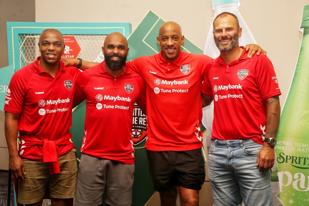 (From left) Manchester United’s Quinton Fortune,  Liverpool’s Florent Sinama, Manchester United’s Dion Dublin and Liverpool’s Patrick Berger. — Picture by Choo Choy May 