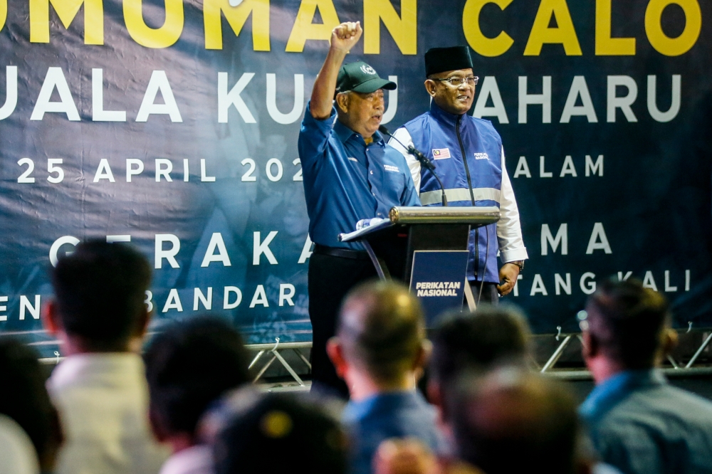 Perikatan Nasional (PN) chairman Tan Sri Muhyiddin Yassin and PN candidate for the Kuala Kubu Baru by-election, Khairul Azhari Saut during the announcement at the PN operations centre in Batang Kali, April 25, 2024. — Picture by Hari Anggara
