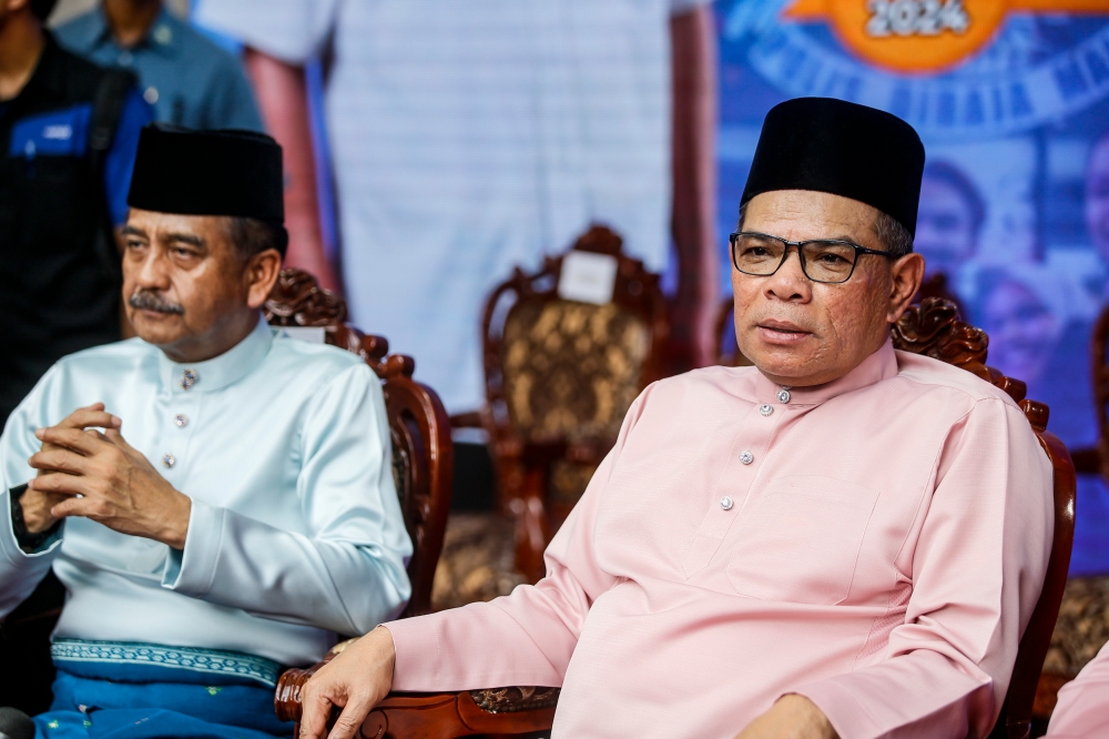 Home Minister Datuk Seri Saifuddin Nasution Ismail (right) and Inspector-General of Police (IGP) Tan Sri Razarudin Husain (left) at  a press conference in Kuala Lumpur April 27, 2024. — Picture by Hari Anggara
