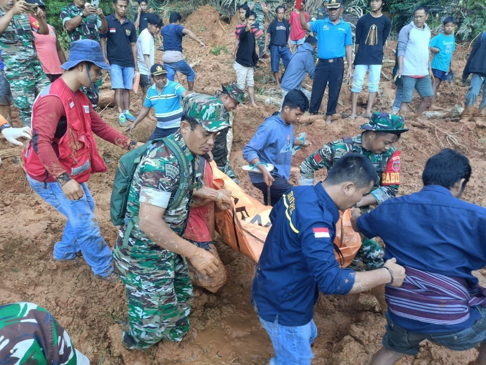 Rescuers carry the body of a victim of the landslide in Tallang Sura village, Buntao sub-district, North Toraja, South Sulawesi, April 27, 2024. — Picture from social media 