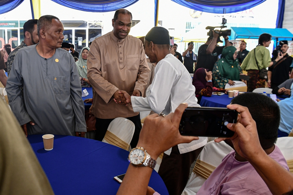 Deputy Minister of Entrepreneur Development and Cooperatives Datuk R. Ramanan (centre) greets guests at a Hari Raya Open House organised in collaboration with Amanah Ikhtiar Malaysia (AIM) at the Sungai Buloh Parliamentary Service Centre April 28, 2024. — Bernama pic