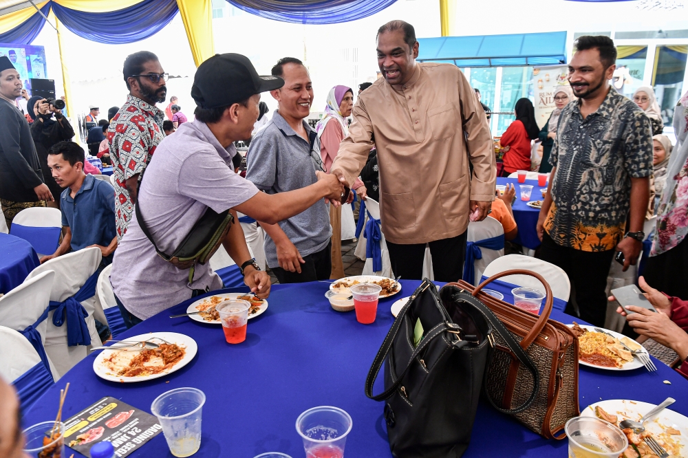 Deputy Minister of Entrepreneur Development and Cooperatives and Sungai Buloh Member of Parliament Datuk R. Ramanan (centre) greets guests at a Hari Raya Open House organised in collaboration with Amanah Ikhtiar Malaysia (AIM) at the Sungai Buloh Parliamentary Service Centre April 28, 2024. — Bernama pic