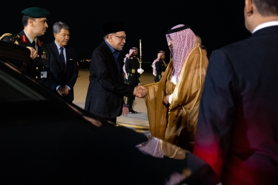 PM Anwar says on mission to explore economic opportunities, attract new investments at World Economic Forum - Vimarsana News