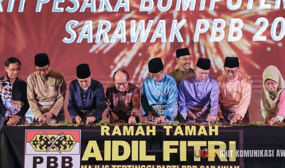 Abang Johari (fifth left) and Fadillah (third right) join the cutting of lemang as opening gimmick for the dinner. — Picture courtesy of Sarawak Public Communications Unit via The Borneo Post