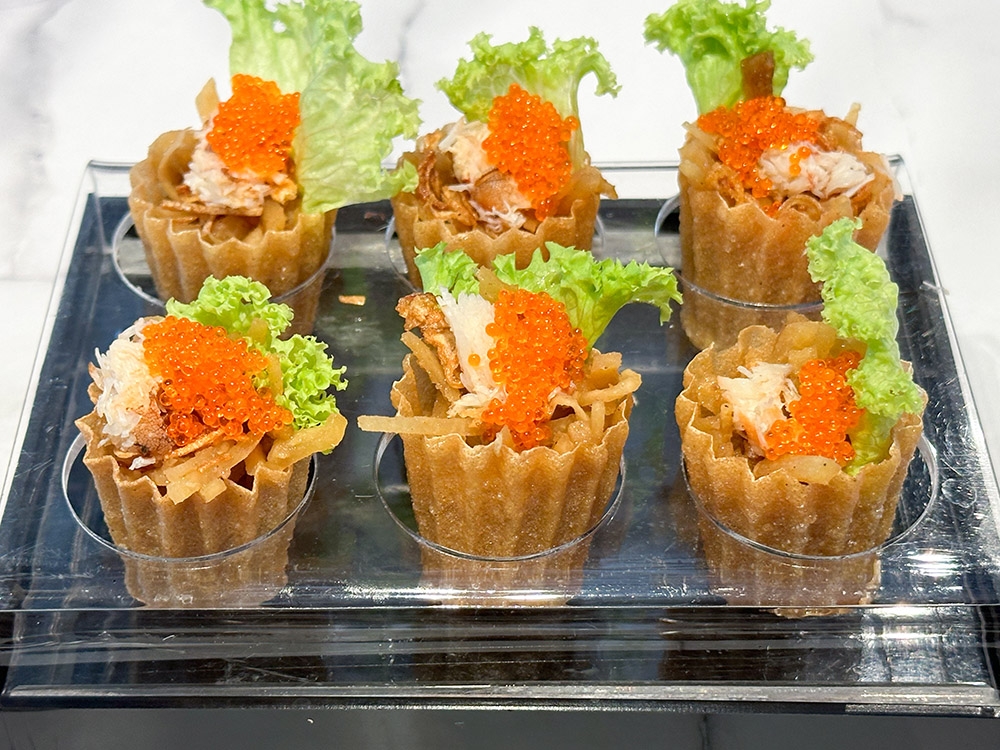 Peranakan Premium Pai Tee is well prepared here with wafer thin, crispy shells stuffed with yam bean, fresh crab meat and tobiko.