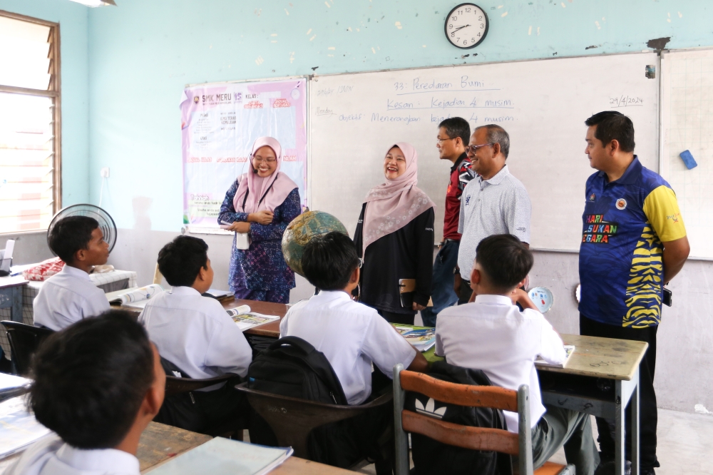 Education Minister Fadhlina Sidek chats with students during her visit to SMK Meru, Klang, one of the most overcrowded schools in Selangor, on April 29, 2024. — Picture by Miera Zulyana