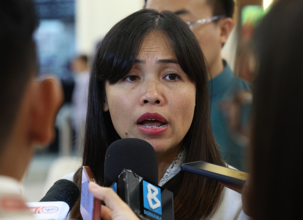 DAP national publicity secretary Teo Nie Ching, who’s also the Kulai MP, directed her remark to PAS information chief Ahmad Fadhli Shaari, who has shifted his attack to questioning Pakatan Harapan (PH) candidate Pang Sock Tao’s vernacular school background instead. — Bernama pic 