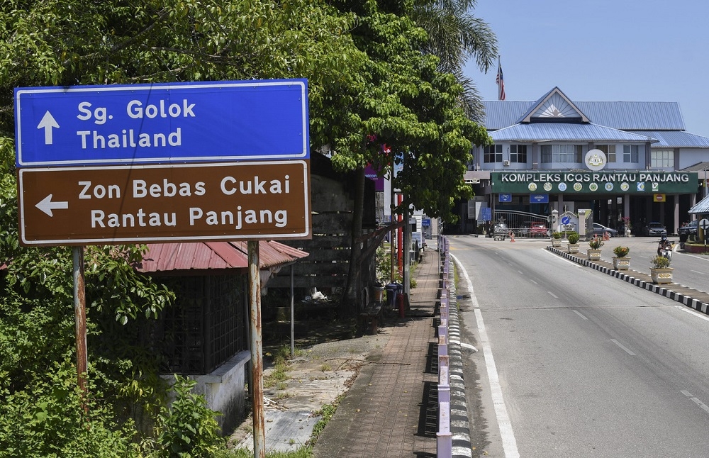 File picture of the Customs, Immigration and Quarantine Complex at the Malaysia-Thailand border in Pasir Mas, April 1, 2022. Chief of Police for Sungai Golok District, Pol. Col. Jadsadavit Inprapan, stated that the road to Sungai Golok from Tak Bai district has been closed for inspection after a bomb disposal squad found scattered nails on the highway. — Bernama pic