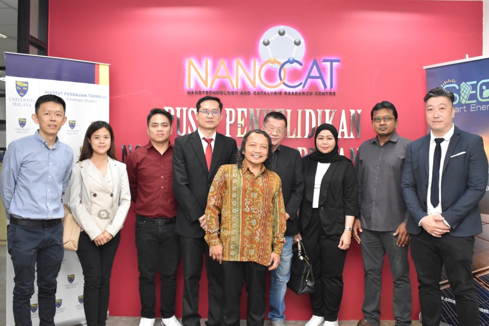 Smart EnerG Pte Ltd group picture with UM’s director of the Nanotechnology & Catalysis Research Centre (Nanocat) Professor Mohd Rafie Johan, principal investigator, associate professor Lai Chin Wei. 