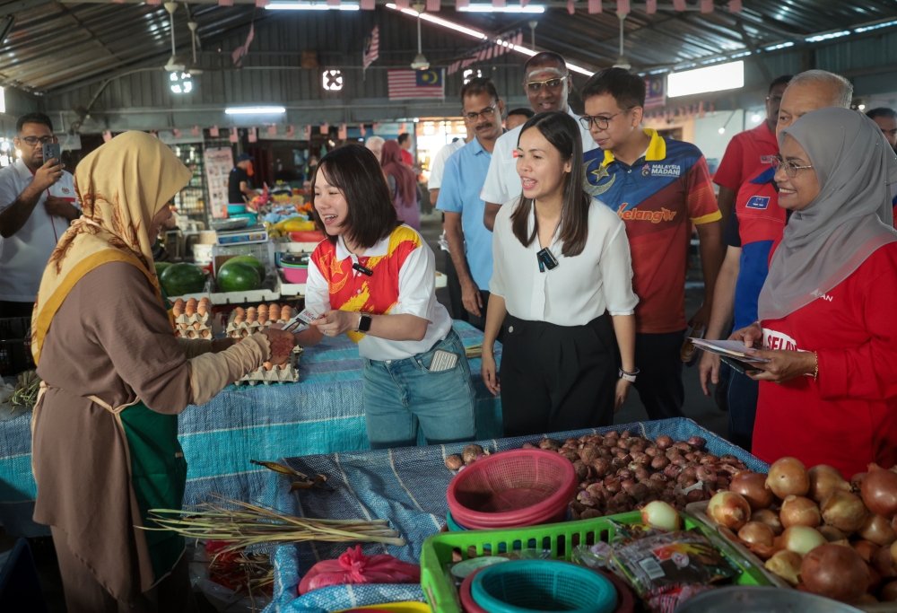 National DAP Publicity Secretary Teo Nie Ching (centre) and Pakatan Harapan’s candidate for the Kuala Kubu Baru by-election, Pang Sock Teo (second from left), during a walkabout around the KKB public market in Hulu Selangor April 30, 2024. — Bernama pic