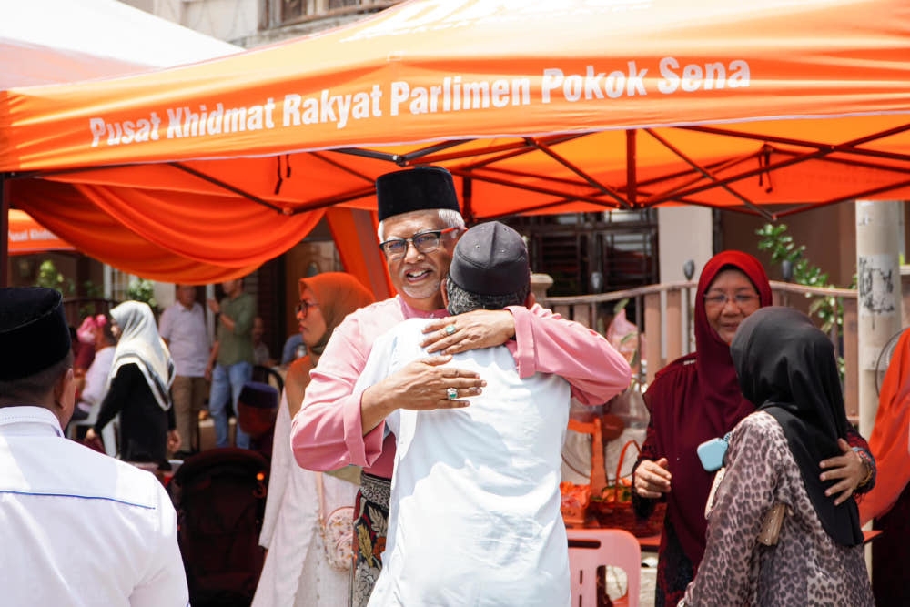 Kedah Pakatan Harapan (PH) chairman Datuk Mahfuz Omar greets a guest at his Aidilfitri open house in Alor Setar, April 30, 2024. — Picture from Facebook/Mahfuz Omar