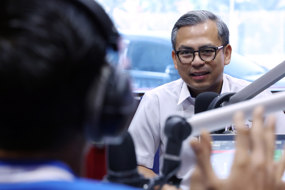 Unity government spokesperson Fahmi Fadzil said that the salary increase of more than 13 per cent announced by Prime Minister Datuk Seri Anwar Ibrahim today clearly demonstrated the government’s commitment to civil servants. — Bernama pic 
