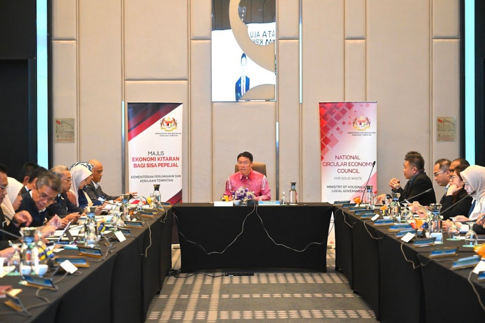 Housing and Local Government Minister Nga Kor Ming chairs the inaugural National Circular Economy Council meeting and attended by representatives of relevant ministries, including state authorities, industry players and other stakeholders, April 30, 2024. — Picture from X/Nga Kor Ming 