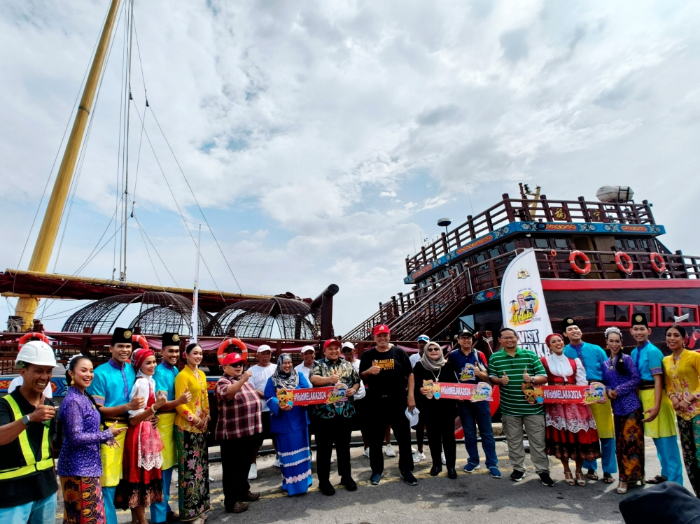 Senior state exco for Housing, Local Government, Drainage, Climate Change and Disaster Management Datuk Rais Yasin (9th, right) welcomes the crew and passengers of the Fu Ning at Tanjung Bruas Port, May 1, 2024. — Bernama pic 