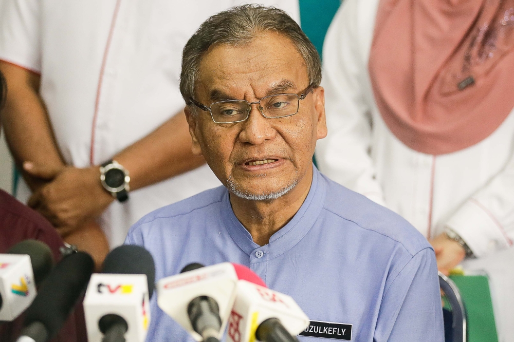 Health Minister Datuk Seri Dzulkefly Ahmad today sought to assure Malaysians that the AstraZeneca (AZ) brand of Covid-19 vaccine is safe with little side effects. — Picture by Sayuti Zainudin