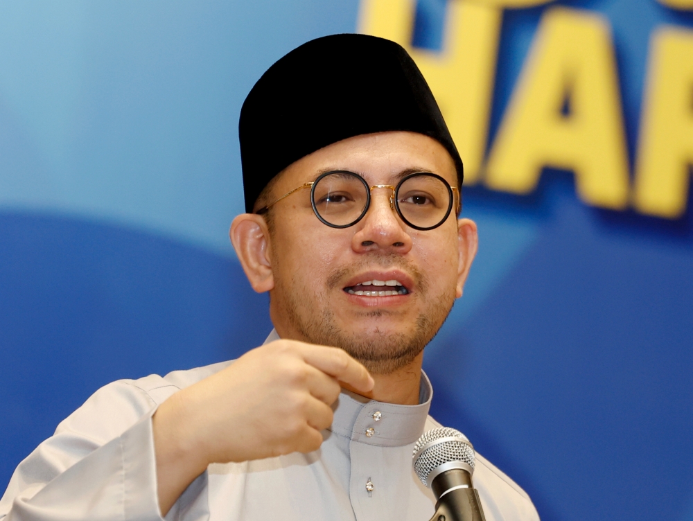 Human Resources Minister Steven Sim said that the over 13 per cent salary increase, which is the highest rate in the history of the country’s public service, is also fair to public servants, as the salary structure for the country’s ‘frontline’ has not seen drastic changes for more than 10 years. — Bernama pic 