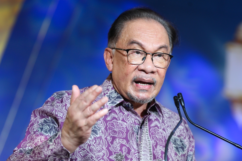 Describing the rebuke as akin to ‘parental love’ to improve congestion issues at counters handling entry of tourists, the Datuk Seri Anwar Ibrahim said tourists would not accept excuses for delays, and hoped the issue could be dealt with effectively. — Picture by Miera Zulyana