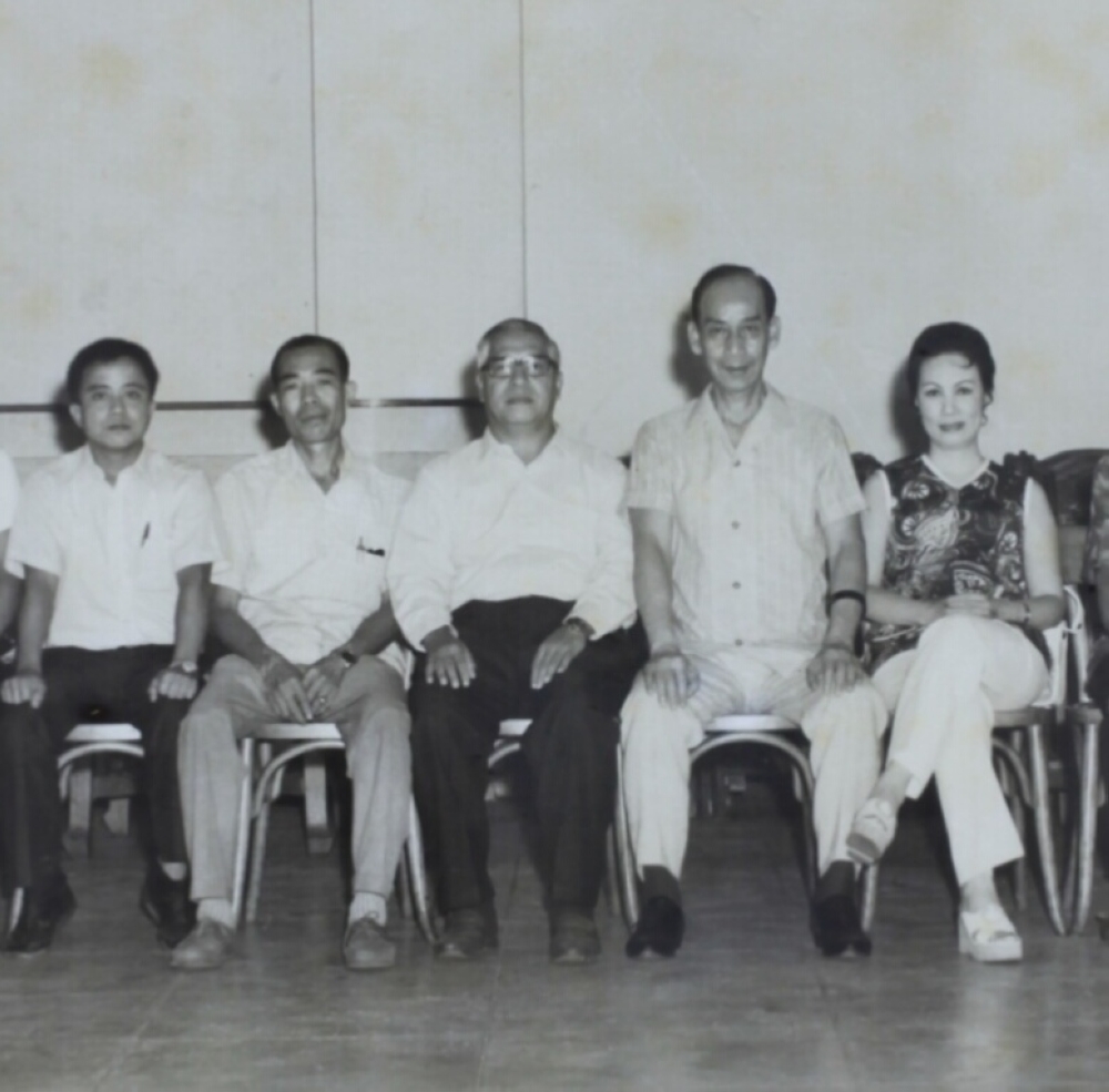 Lee Kong Sang (left) took a photo with Kwan (second right) during the latter's visit to Ipoh in 1971. — Picture courtesy of Datuk Yik Phooi Hong