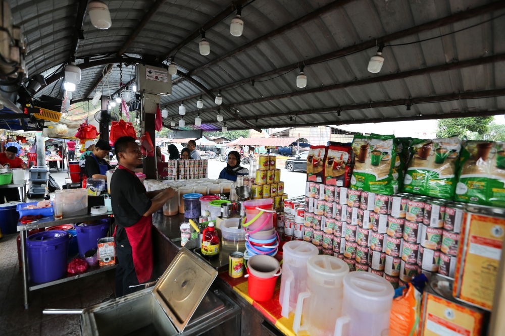 A vendor selling sweet drinks in Puchong, March 5, 2024. CEO Khor Xin Yun of the National Kidney Foundation of Malaysia (NKF) emphasised that curbing the promotion of high-sugar beverages is essential to promoting healthier lifestyles and reducing the burden of diabetes-related diseases. — Picture by Miera Zulyana