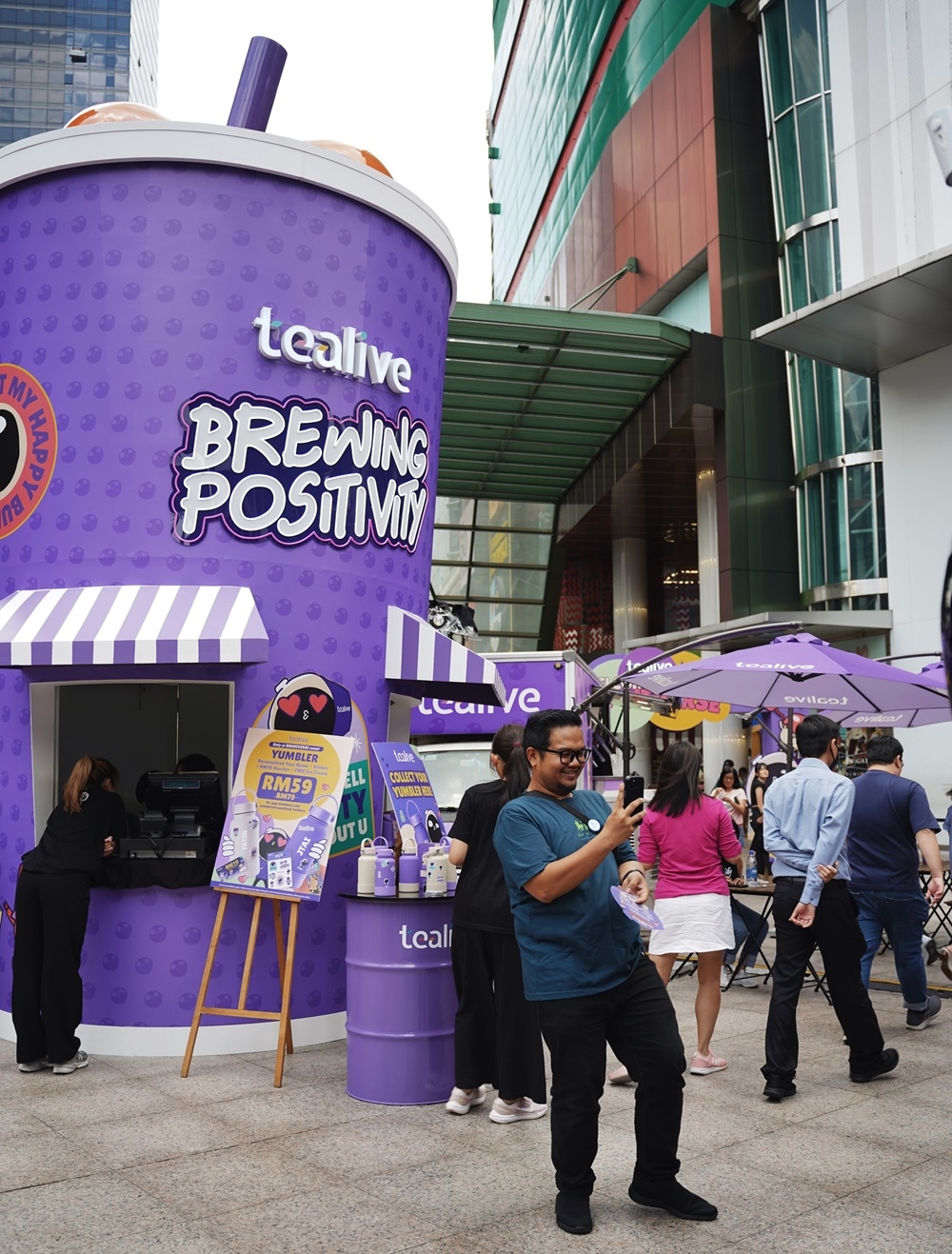 Over 1,000 drinks and 600 Tealive Wall’s ice cream were given away for free at The Bru-niverse event on May 3. — Picture courtesy of Tealive