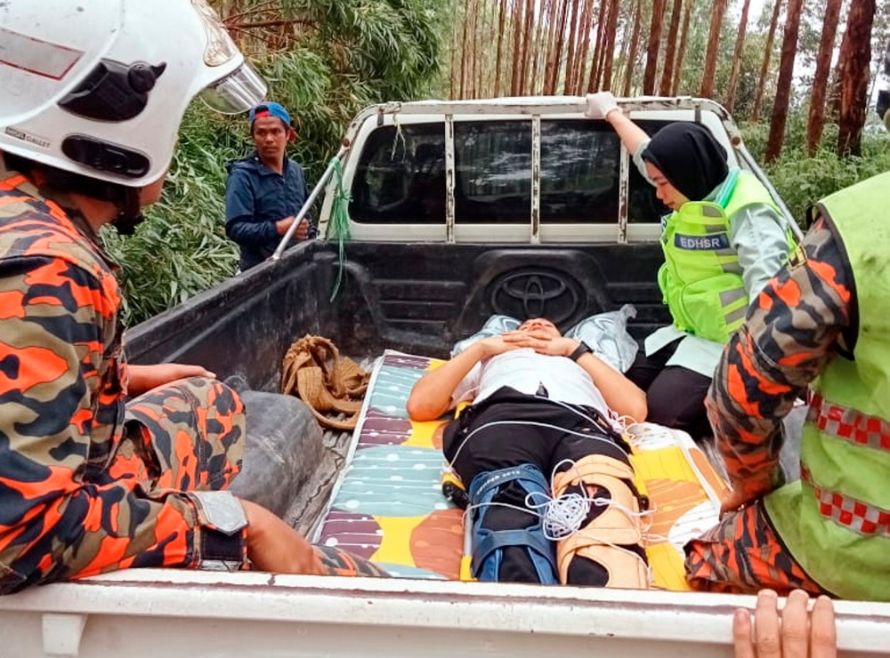 One of the injured victims is transported to the Slim River Hospital following a plane crash in Sungkai May 4, 2024. — Bernama pic