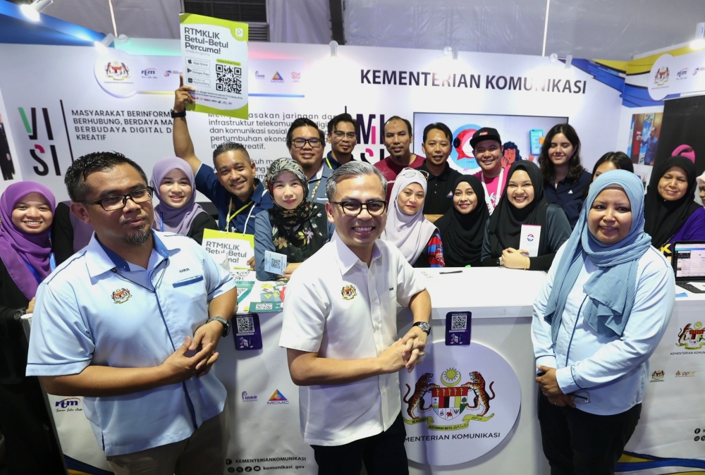 Communications Minister Fahmi Fadzil visiting the Ministry of Communications’ stall in conjunction with the Madani Rakyat 2024 North Zone Programme at the Sungai Nibong Pesta site in George Town May 4, 2024. — Bernama pic