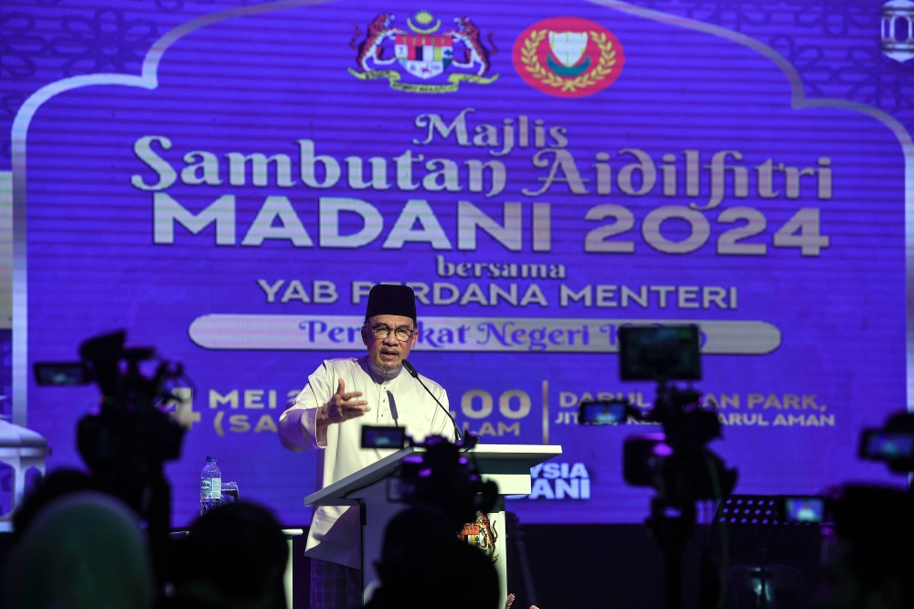 Prime Minister Datuk Seri Anwar Ibrahim hopes that differences in opinion will not hinder efforts to strengthen cooperation between the Federal and Kedah state governments for the benefit and welfare of the people. — Bernama pic