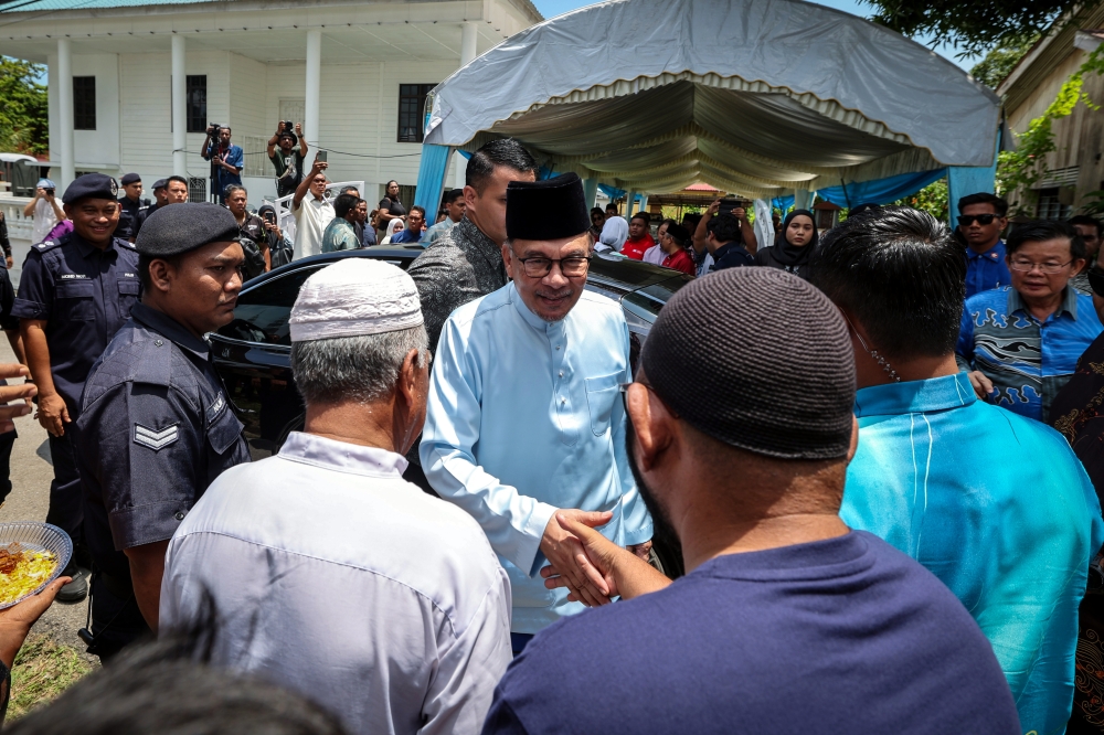  Prime Minister Datuk Seri Anwar Ibrahim greets members of the public during the Northern Zone Madani Rakyat 2024 programme at Tapak Pesta Sungai Nibong May 5, 2024. — Bernama pic