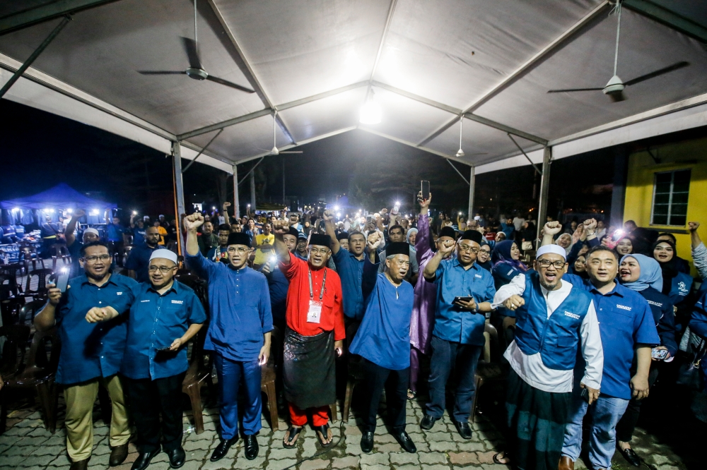 Perikatan Nasional (PN) chairman Tan Sri Muhyiddin Yassin (centre) is seen with other party leaders during the Ceramah Umum Perikatan Nasional at Kuala Kubu Baharu April 30, 2024. — Picture by Hari Anggara.