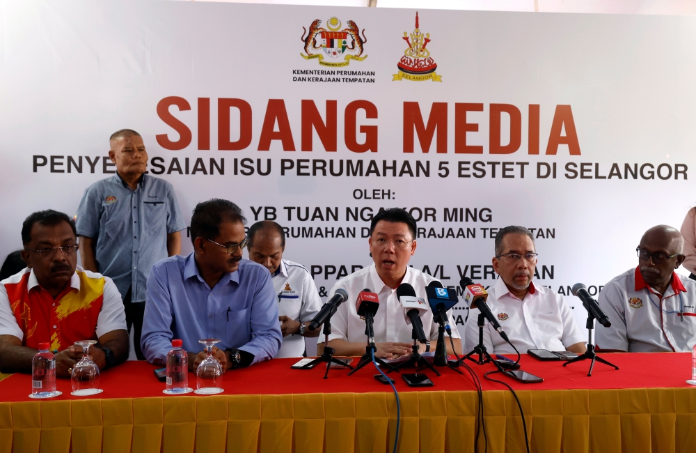 Minister of Housing and Local Government Nga Kor Ming (centre) at a press conference in Bestari Jaya May 6, 2024. — Bernama pic