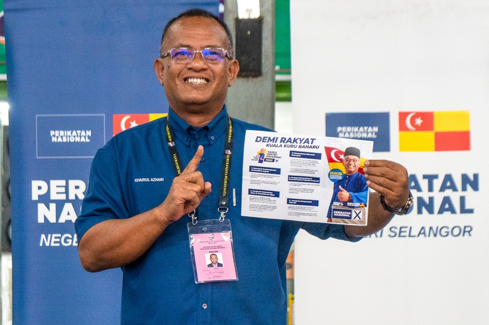 Perikatan Nasional N.06 candidate Khairul Azhari Saut holds his manifesto for the Kuala Kubu Baru by-election during its launch in Kuala Kubu Baru May 6, 2024. — Picture by Shafwan Zaidon