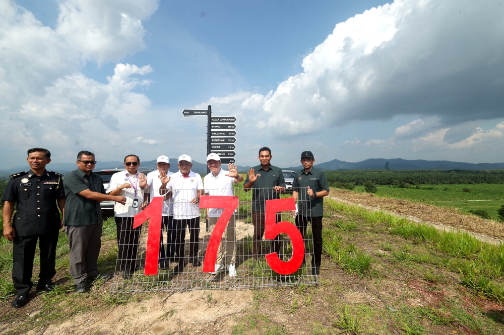 Minister of Housing and Local Government Nga Kor Ming (3 right) at the Green Initiative Project handover ceremony for Environmental Conservation for the Paya Kemunting Solid Waste Landfill in Jitra, May 6, 2024. — Bernama pic 