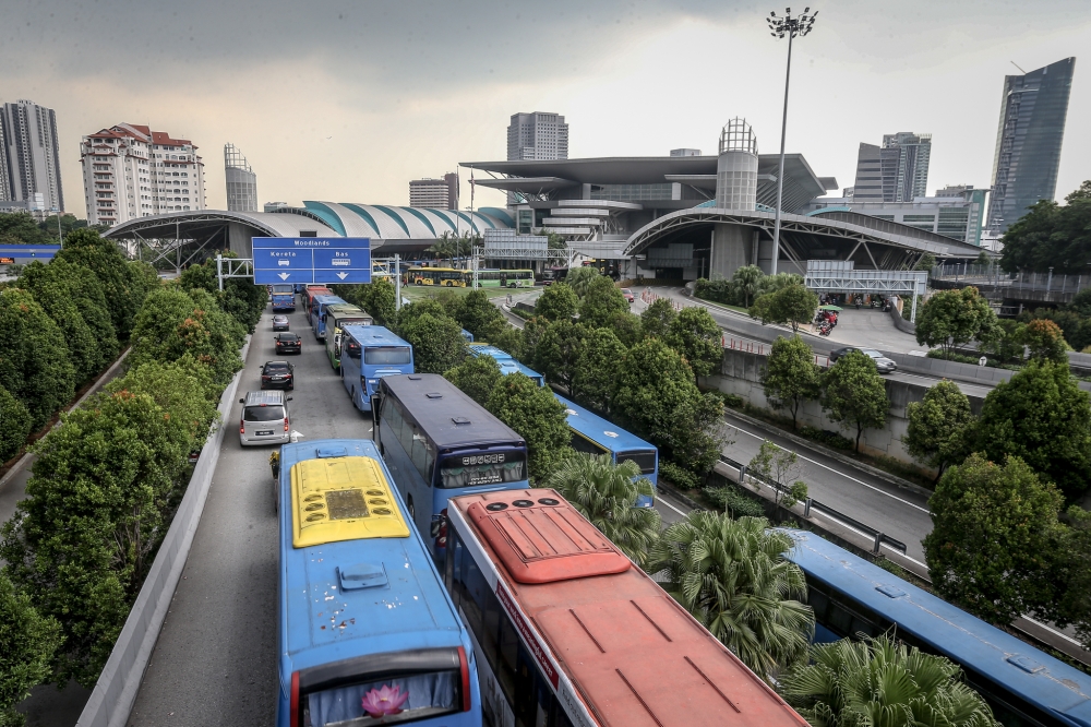 State executive councillor Lee Ting Han says the Johor government will propose the construction of an Autonomous Rapid Transit (ART) system to ease traffic congestion in Johor Baru. — Picture by Hari Anggara